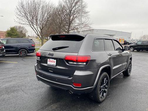 Granite Crystal Metallic Clearcoat 2018 Jeep Grand Cherokee Altitude
