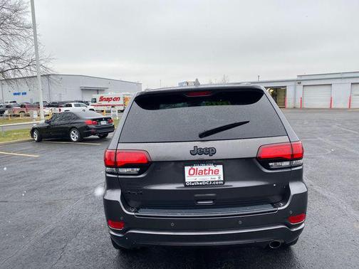 Granite Crystal Metallic Clearcoat 2018 Jeep Grand Cherokee Altitude