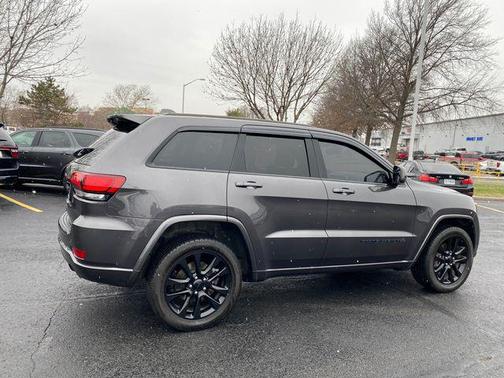 Granite Crystal Metallic Clearcoat 2018 Jeep Grand Cherokee Altitude
