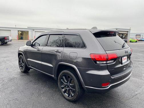Granite Crystal Metallic Clearcoat 2018 Jeep Grand Cherokee Altitude