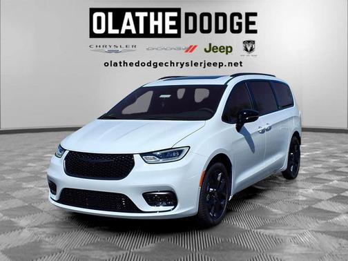 Bright White Clearcoat 2026 Chrysler Pacifica Limited