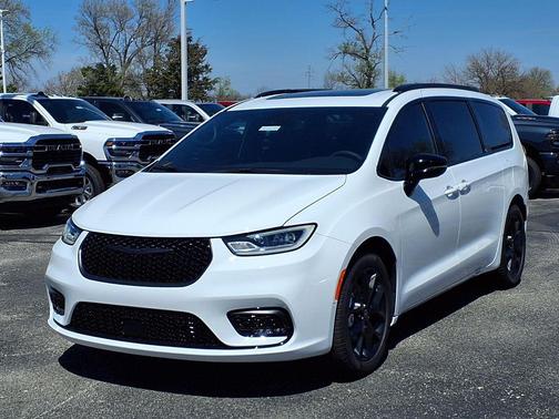 Bright White Clearcoat 2026 Chrysler Pacifica Limited