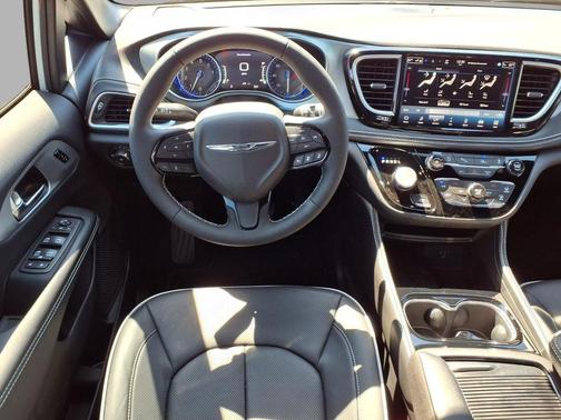 Bright White Clearcoat 2026 Chrysler Pacifica Limited