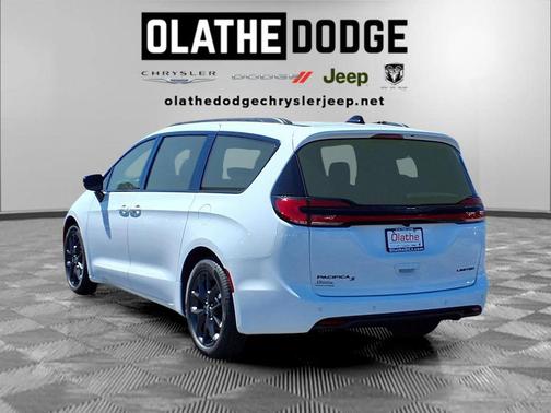 Bright White Clearcoat 2026 Chrysler Pacifica Limited