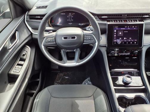 Diamond Black Crystal Pearlcoat 2026 Jeep Grand Cherokee L Altitude