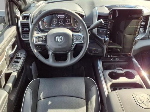 Diamond Black Crystal Pearlcoat 2026 RAM 3500 Laramie Crew Cab 4x4 8' Box