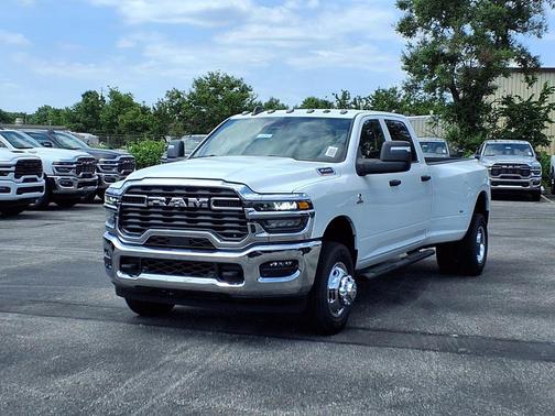 Bright White Clearcoat 2026 RAM 3500 Tradesman Crew Cab 4x4 8' Box