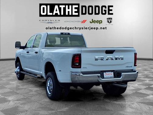 Bright White Clearcoat 2026 RAM 3500 Tradesman Crew Cab 4x4 8' Box