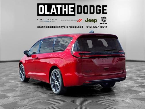 Red Hot Pearlcoat 2026 Chrysler Pacifica L