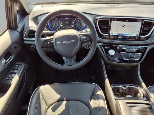 Diamond Black Crystal Pearlcoat 2026 Chrysler Pacifica Limited