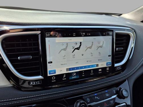 Diamond Black Crystal Pearlcoat 2026 Chrysler Pacifica Limited