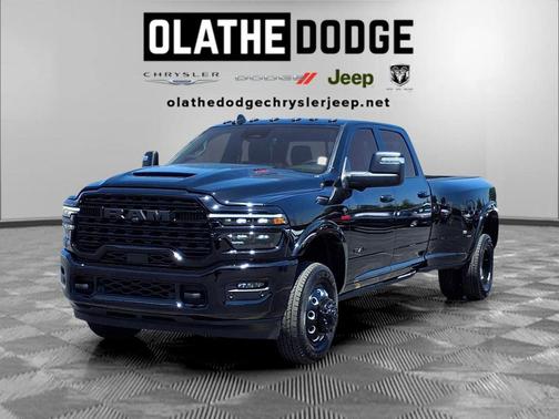 Diamond Black Crystal Pearlcoat 2025 RAM 3500 Limited Crew Cab 4x4 8' Box