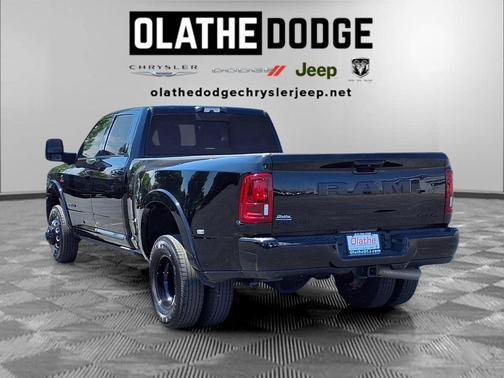 Diamond Black Crystal Pearlcoat 2025 RAM 3500 Limited Crew Cab 4x4 8' Box