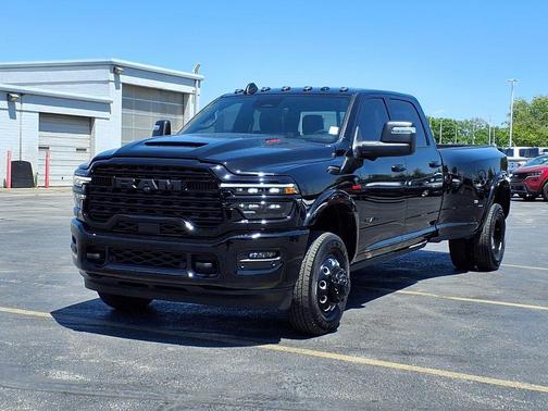 Diamond Black Crystal Pearlcoat 2025 RAM 3500 Limited Crew Cab 4x4 8' Box