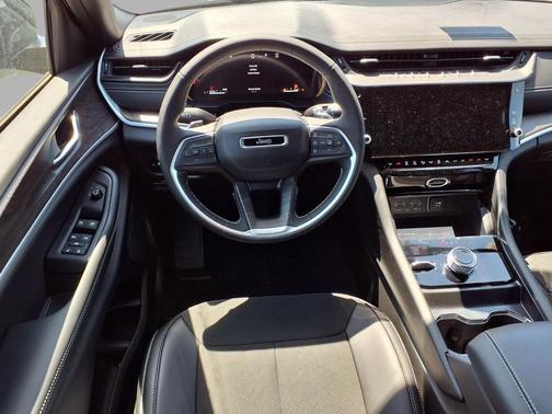 Diamond Black Crystal Pearlcoat 2026 Jeep Grand Cherokee L Altitude
