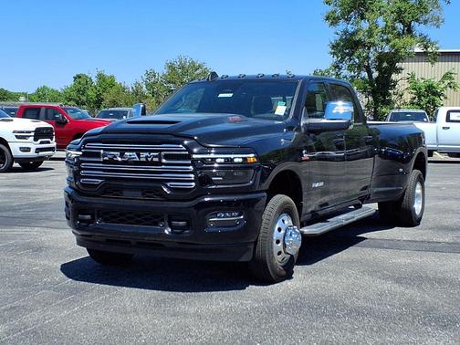 Diamond Black Crystal Pearlcoat 2026 RAM 3500 Laramie Crew Cab 4x4 8' Box