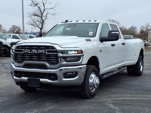 Bright White Clearcoat 2026 RAM 3500 Tradesman Crew Cab 4x4 8' Box