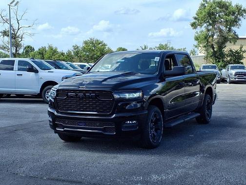 Diamond Black Crystal Pearlcoat 2026 RAM 1500 Express