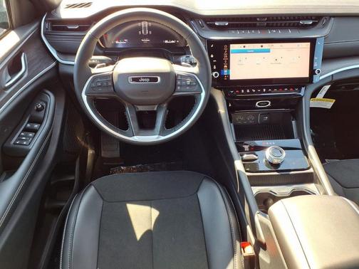 Diamond Black Crystal Pearlcoat 2026 Jeep Grand Cherokee Altitude