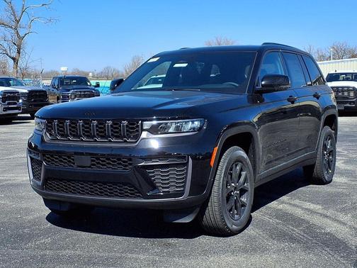 Diamond Black Crystal Pearlcoat 2026 Jeep Grand Cherokee Altitude
