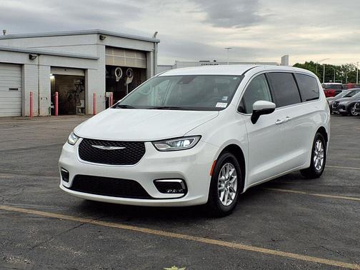 Bright White Clearcoat 2023 Chrysler Pacifica Touring L