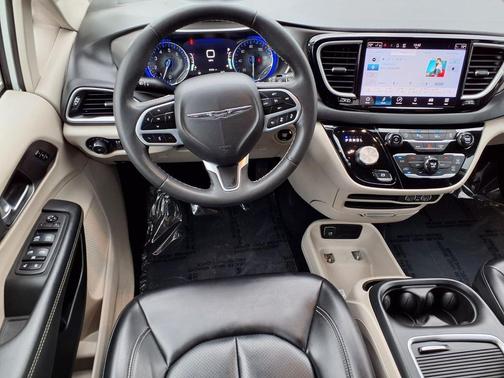 Bright White Clearcoat 2023 Chrysler Pacifica Touring L