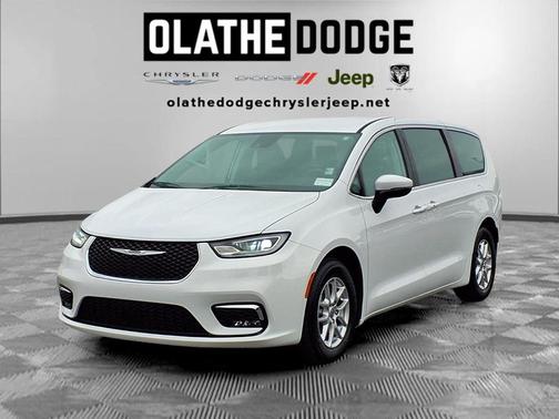 Bright White Clearcoat 2023 Chrysler Pacifica Touring L