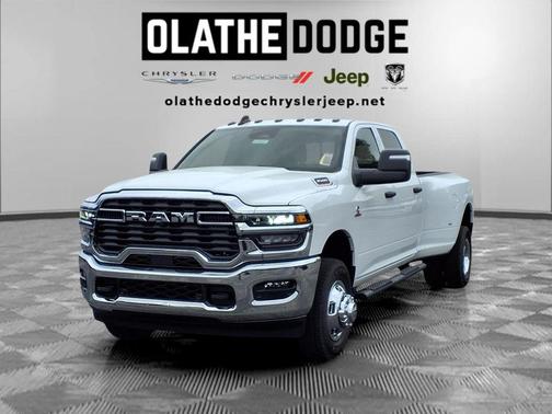 Bright White Clearcoat 2026 RAM 3500 Tradesman Crew Cab 4x4 8' Box