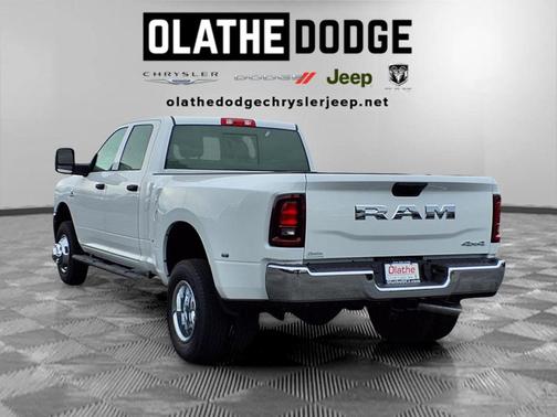 Bright White Clearcoat 2026 RAM 3500 Tradesman Crew Cab 4x4 8' Box