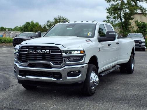 Bright White Clearcoat 2026 RAM 3500 Tradesman Crew Cab 4x4 8' Box