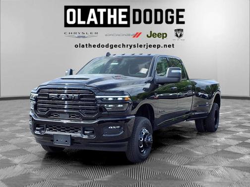 Diamond Black Crystal Pearlcoat 2026 RAM 3500 Laramie Crew Cab 4x4 8' Box