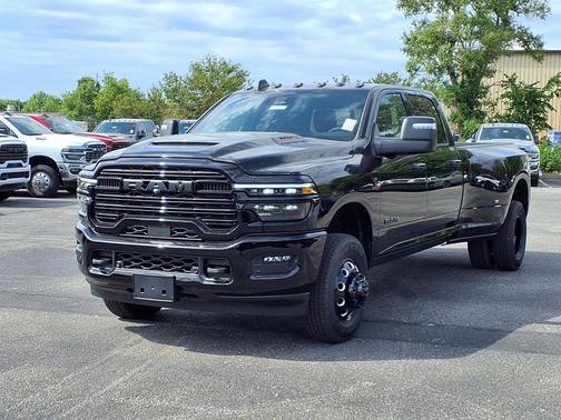 Diamond Black Crystal Pearlcoat 2026 RAM 3500 Laramie Crew Cab 4x4 8' Box