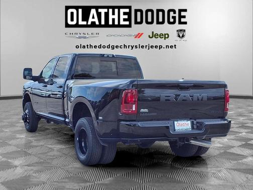 Diamond Black Crystal Pearlcoat 2026 RAM 3500 Laramie Crew Cab 4x4 8' Box