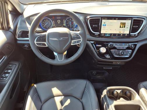 Diamond Black Crystal Pearlcoat 2026 Chrysler Pacifica L