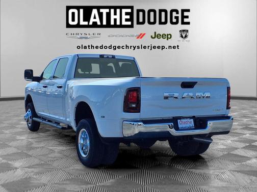 Bright White Clearcoat 2026 RAM 3500 Tradesman Crew Cab 4x4 8' Box