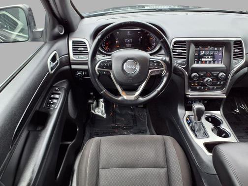 Diamond Black Crystal Pearlcoat 2020 Jeep Grand Cherokee Laredo