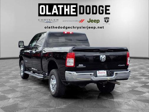 Diamond Black Crystal Pearlcoat 2024 RAM 2500 Big Horn Crew Cab 4x4 6'4' Box