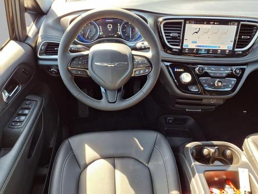 Diamond Black Crystal Pearlcoat 2026 Chrysler Pacifica L