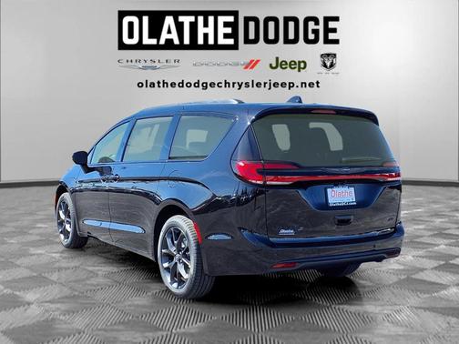 Diamond Black Crystal Pearlcoat 2026 Chrysler Pacifica L