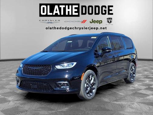 Diamond Black Crystal Pearlcoat 2026 Chrysler Pacifica L