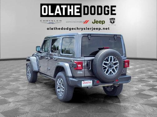 Granite Crystal Metallic Clearcoat 2025 Jeep Wrangler 4-Door Sahara 4x4