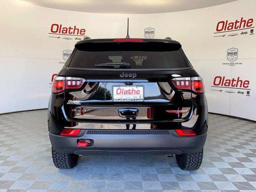 Diamond Black Crystal Pearlcoat 2018 Jeep Compass Trailhawk