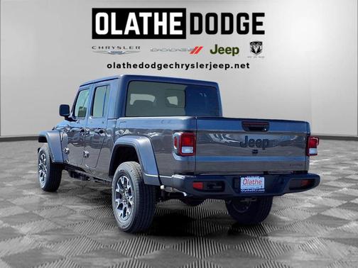 Granite Crystal Metallic Clearcoat 2026 Jeep Gladiator Sahara 4x4