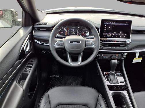 Silver Zynith Metallic Clearcoat 2026 Jeep Compass Latitude