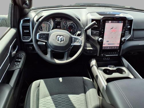 Diamond Black Crystal Pearlcoat 2026 RAM 2500 Big Horn Crew Cab 4x4 6'4' Box