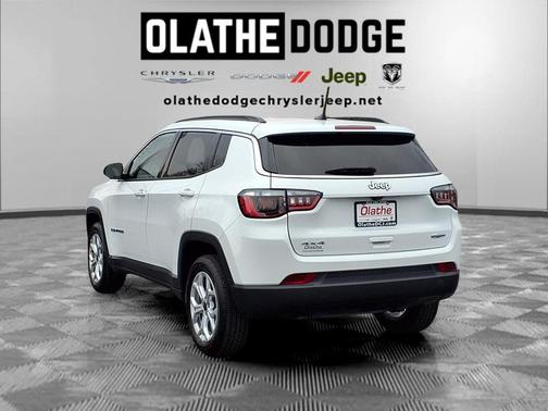 Bright White Clearcoat 2025 Jeep Compass Latitude