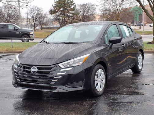 Super Black 2025 Nissan Versa 1.6 S