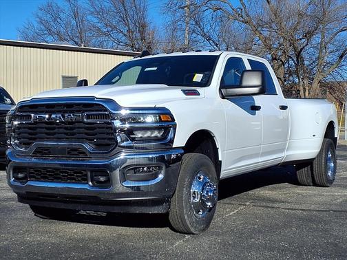 Bright White Clearcoat 2026 RAM 3500 Tradesman Crew Cab 4x4 8' Box