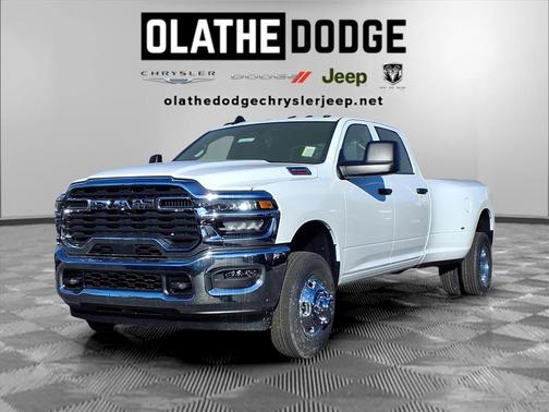 Bright White Clearcoat 2026 RAM 3500 Tradesman Crew Cab 4x4 8' Box