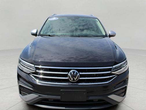Deep Black Pearl Effect 2024 Volkswagen Tiguan 2.0T Wolfsburg Edition